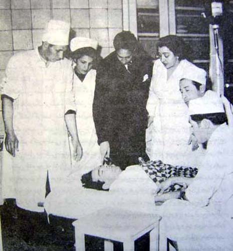 دكتر سيد حسين فاطمي روی تخت بیمارستان پس از ترور نافرجام (۲۵ بهمن ۱۳۳۰)