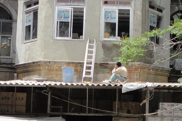 کارگری در حال مرمت (سیمان کاری) سردر ورودی گراند هتل